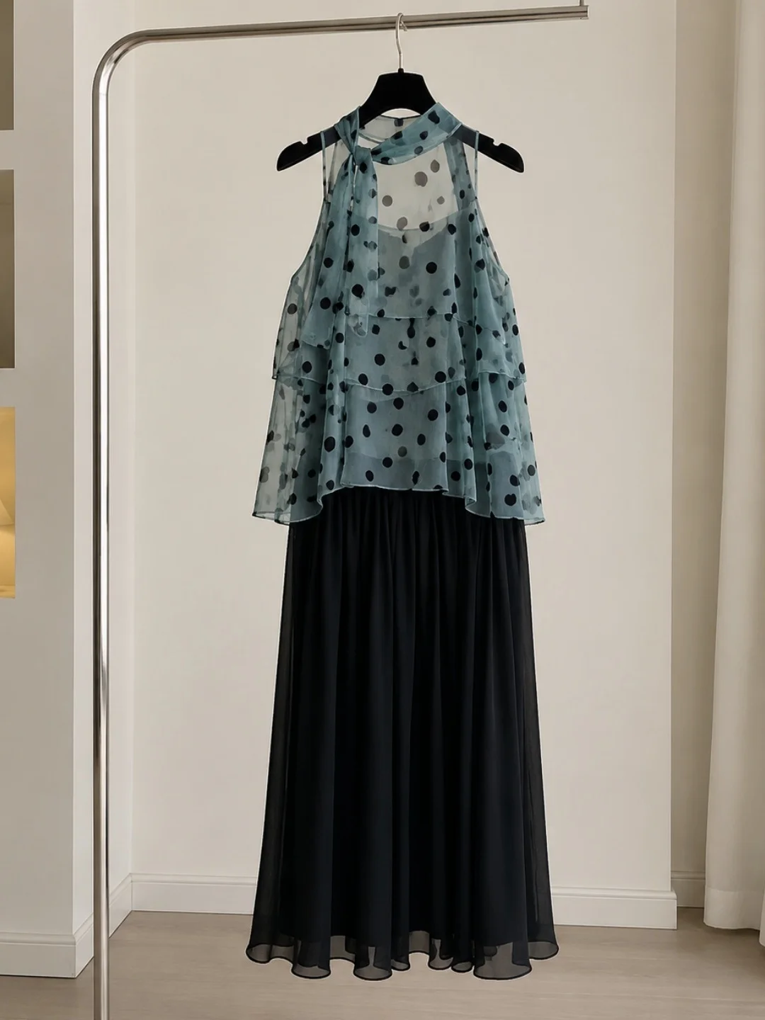 Elegant Polka Dot Vest 2026 Summer Commute Women's Sleeveless Top Korean Style Straight Cut Silk Material round Neckline
Elegant Polka Dot Vest 2026 Summer Commute Women's Sleeveless Top Korean Style Straight Cut Silk Material round Neckline