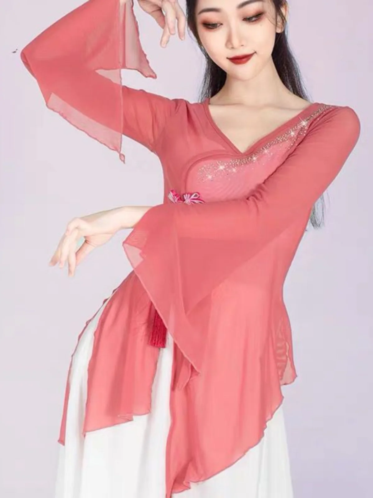 Elegant Chinese Classical Dance Costume Practice Suit Ethereal Breathable Performance Shawl Net Top for Women Art Exam
Elegant Chinese Classical Dance Costume Practice Suit Ethereal Breathable Performance Shawl Net Top for Women Art Exam