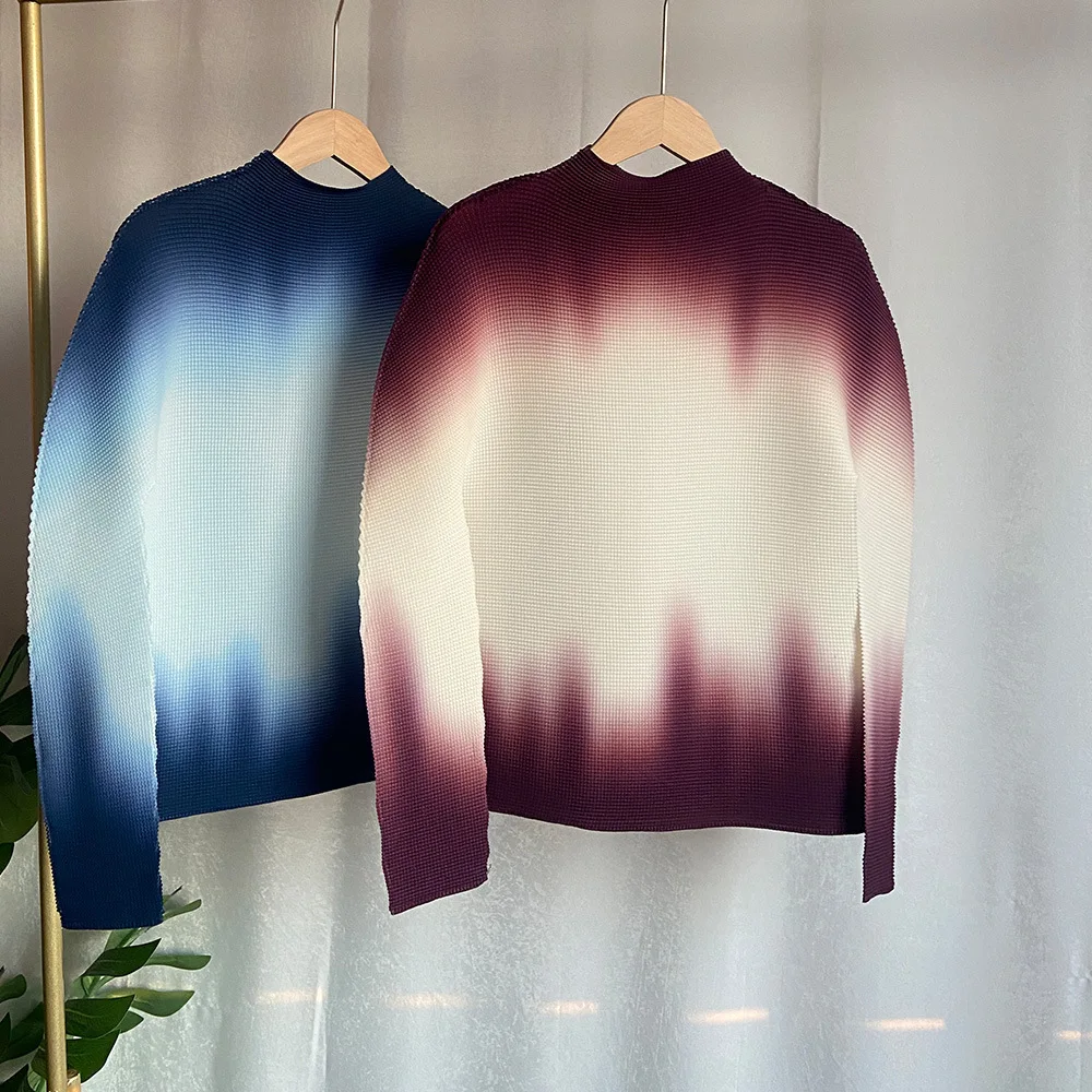 Miyake ME series pleated top/T-shirt for women, gradient design, long sleeves, mock neck, non-pilling and lint-free.
Miyake ME series pleated top/T-shirt for women, gradient design, long sleeves, mock neck, non-pilling and lint-free.