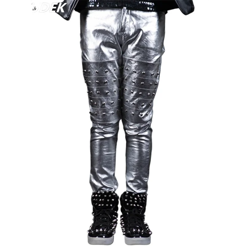 Серебристые кожаные брюки с заклепками для мужчин: клубный панк-стиль, длинные брюки для выступлений, костюм для певцов, рок-хип-хоп, для ночных клубов и баров
Серебристые кожаные брюки с заклепками для мужчин: клубный панк-стиль, длинные брюки для выступлений, костюм для певцов, рок-хип-хоп, для ночных клубов и баров