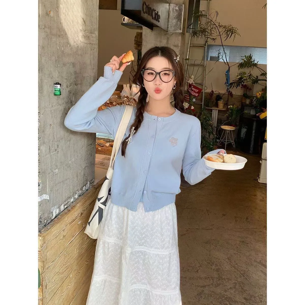 Весенне-осенний удобный повседневный стиль, городской модный однотонный свитер для поездок на работу, милый вязаный короткий кардиган, желтая верхняя одежда
Весенне-осенний удобный повседневный стиль, городской модный однотонный свитер для поездок на работу, милый вязаный короткий кардиган, желтая верхняя одежда