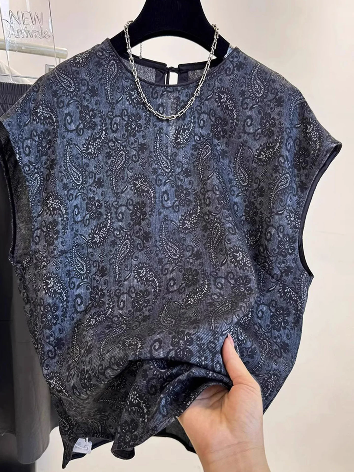 Корейский шелковый топ с цветочным принтом, летний, 2025, с завязками, прямого кроя, для повседневной носки, женский
Корейский шелковый топ с цветочным принтом, летний, 2025, с завязками, прямого кроя, для повседневной носки, женский