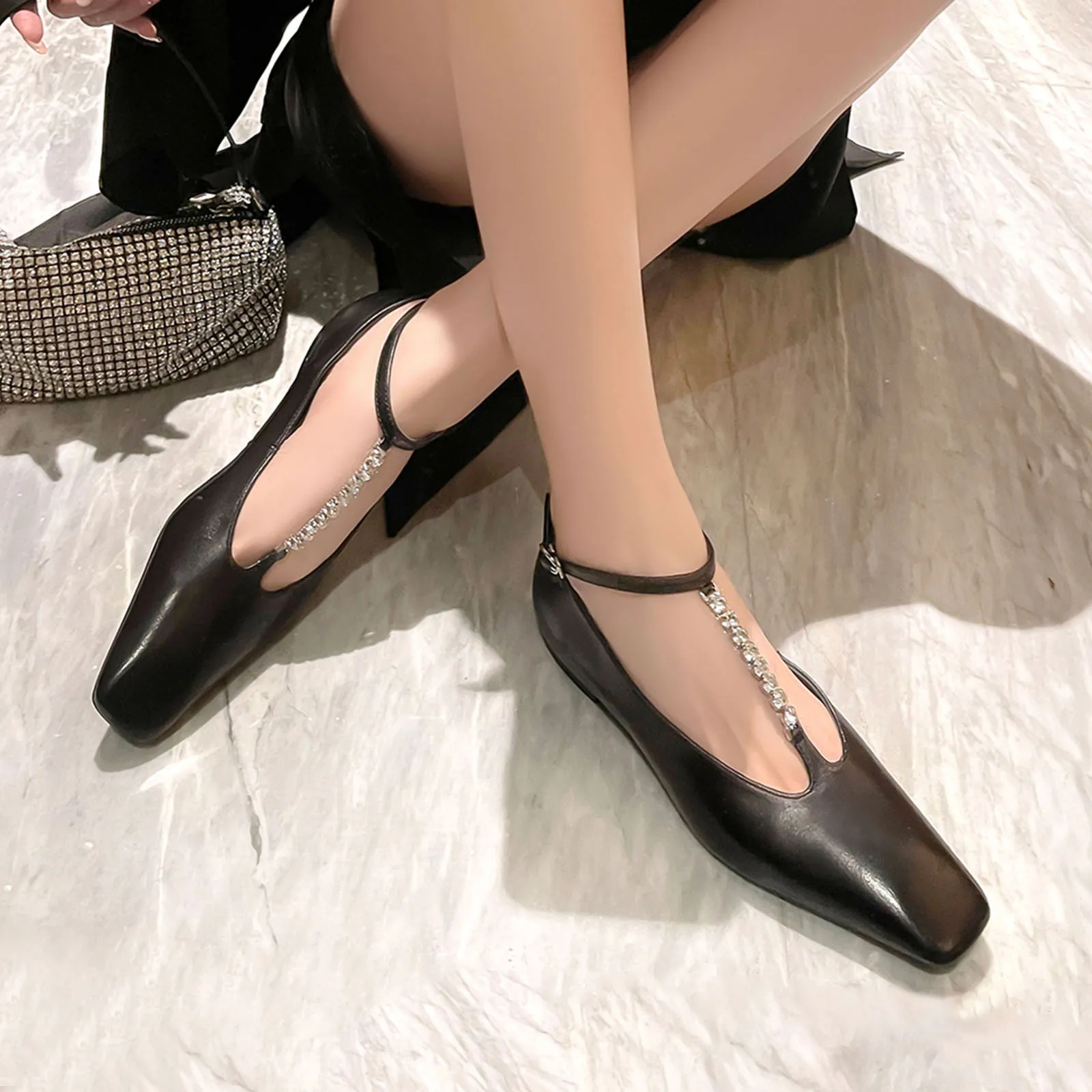Arden Furtado 2025 Spring Black cowhide Flats Mary Jane shoes square toe Crystal T-buckle Low heel large size sweet Single shoe
Arden Furtado 2025 Spring Black cowhide Flats Mary Jane shoes square toe Crystal T-buckle Low heel large size sweet Single shoe