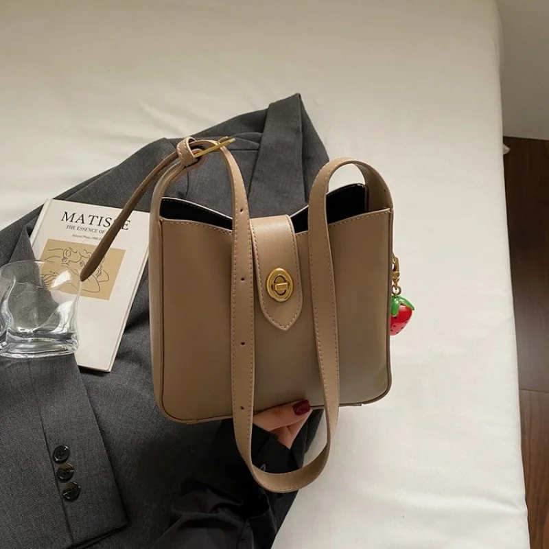 Женская сумка через плечо из качественной кожи в стиле известного дизайнера
Женская сумка через плечо из качественной кожи в стиле известного дизайнера 