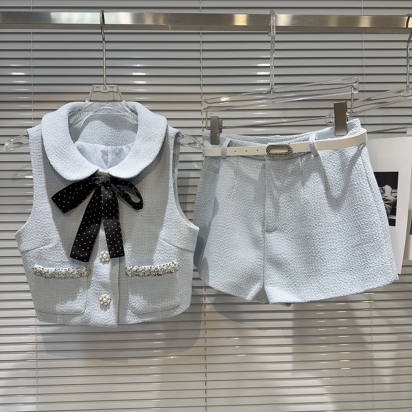 2025 Summer New Release: French Chic Tweed Collar Bowknot Vest Waistcoat + Shorts Set for Women
2025 Summer New Release: French Chic Tweed Collar Bowknot Vest Waistcoat + Shorts Set for Women