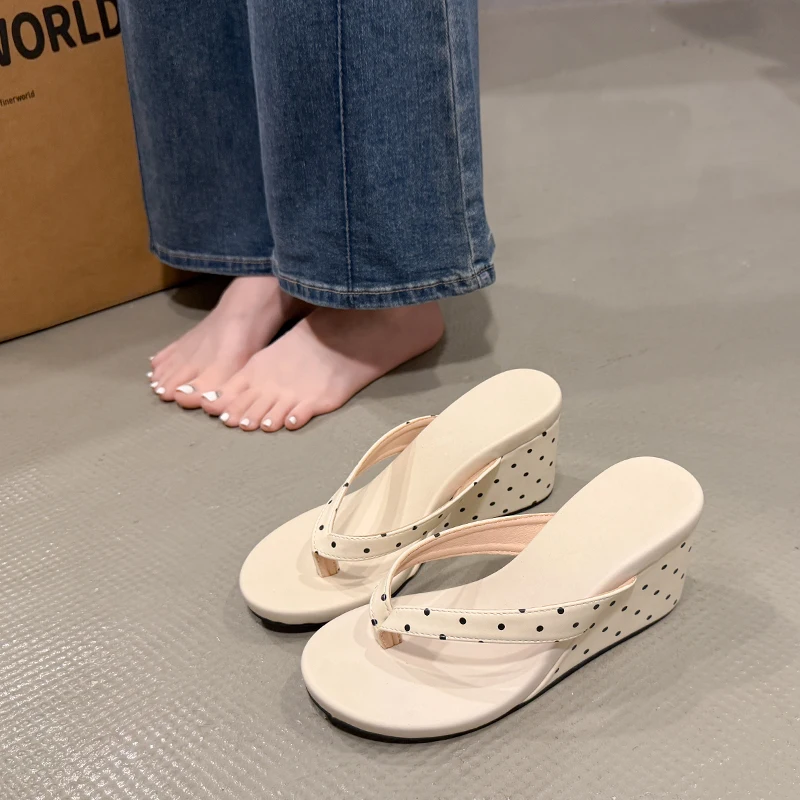 Women's Polka Dot Wedge Heel Flip Flops Fashion Non-slip Thick Sole Clip Toe Slippers for Summer Beach Vacation Slides
Women's Polka Dot Wedge Heel Flip Flops Fashion Non-slip Thick Sole Clip Toe Slippers for Summer Beach Vacation Slides