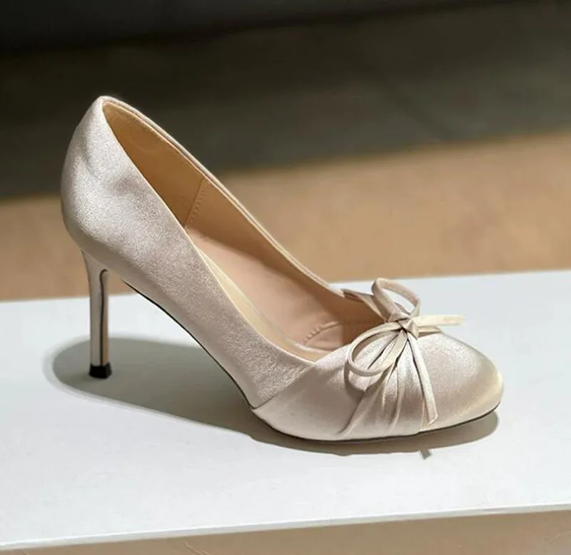 Elegant Champagne Silk bowtie small round Toe Pumps Female Thin High Heels Bridal wedding Banquet Shoes for Women
Elegant Champagne Silk bowtie small round Toe Pumps Female Thin High Heels Bridal wedding Banquet Shoes for Women