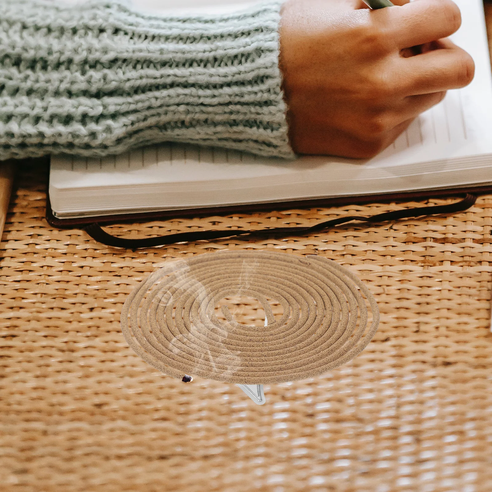 1 Box Natural Spiral Incense Coils Sandalwood Aromatherapy for Home Office Meditation Indoor Fresh Air Incense
1 Box Natural Spiral Incense Coils Sandalwood Aromatherapy for Home Office Meditation Indoor Fresh Air Incense