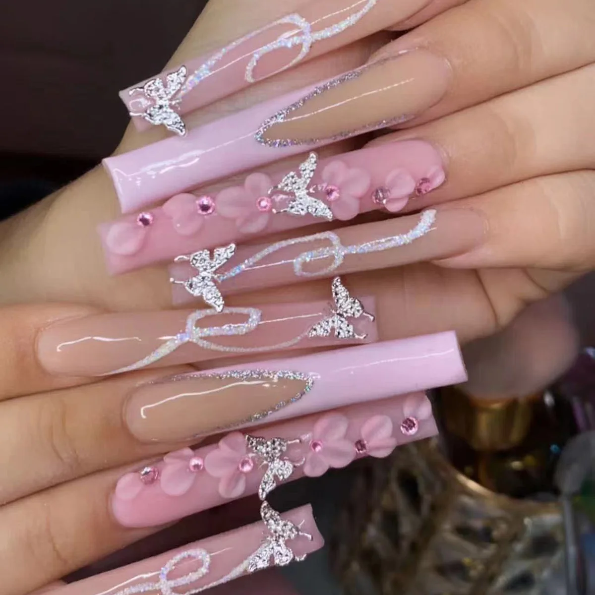24 Pieces of Ultra Long Coffin Shaped press on nails French&gradient&flower Pattern 3D Butterfly Dot Diamond Glossy Fake Nails
24 Pieces of Ultra Long Coffin Shaped press on nails French&gradient&flower Pattern 3D Butterfly Dot Diamond Glossy Fake Nails