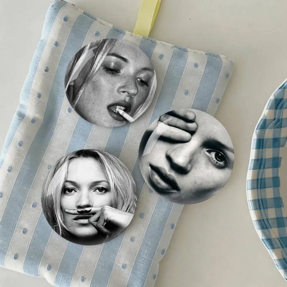 K-Kate M-Moss Fashion Modern Badge fragmentation laser Game Figure Soft Button Pins Handmade Cartoon Round Brooch Bag
K-Kate M-Moss Fashion Modern Badge fragmentation laser Game Figure Soft Button Pins Handmade Cartoon Round Brooch Bag