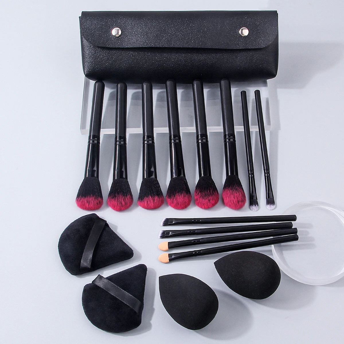 The 17pcs makeup brush set includes a facial makeup set brush, a soft makeup sponge egg powder puff, and a portable storage bag
The 17pcs makeup brush set includes a facial makeup set brush, a soft makeup sponge egg powder puff, and a portable storage bag