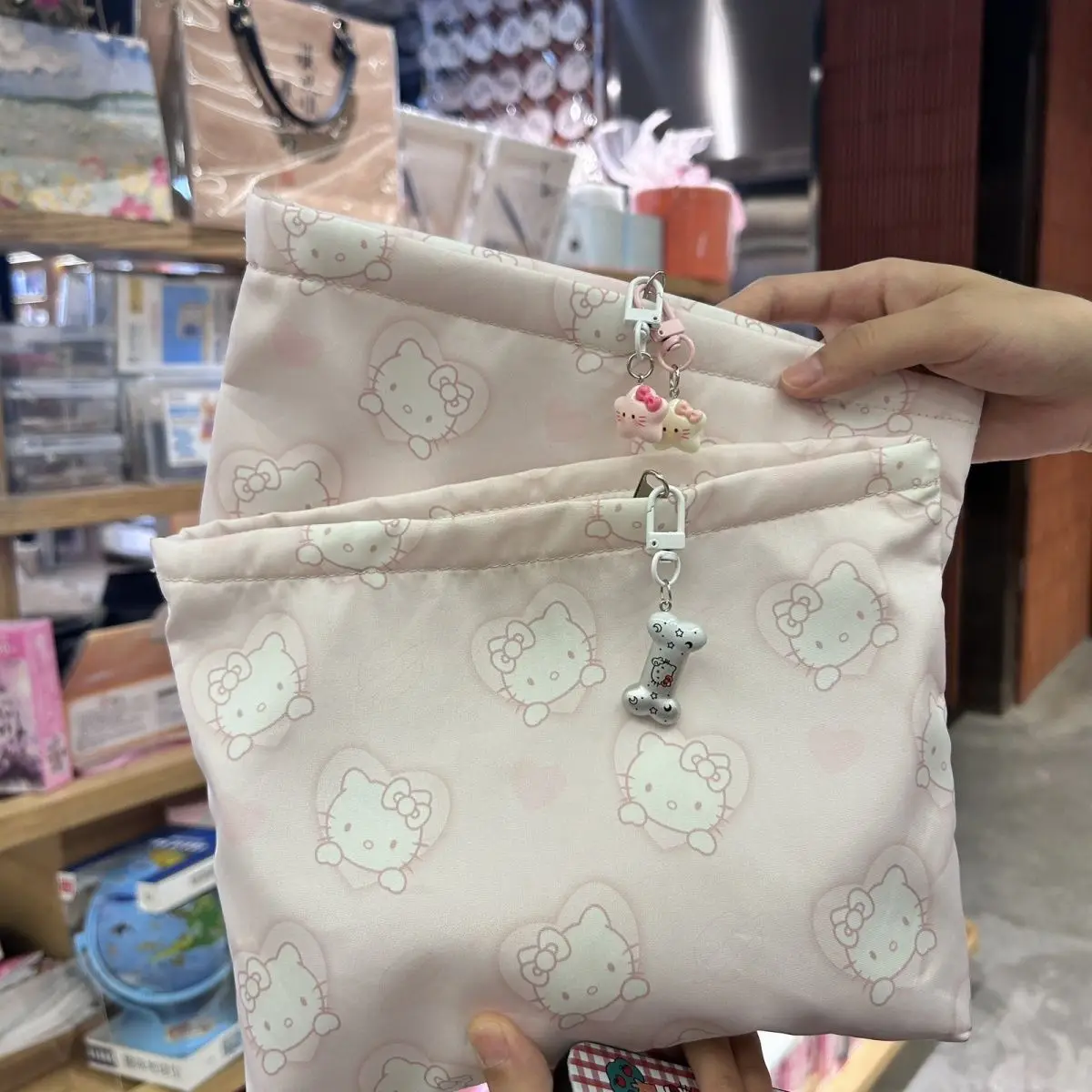 Hello Kitty Storage Bag Anime Cute Canvas Printed Handbag Cartoon Dormitory Portable Large Capacity Makeup Bag Girl Gift
Hello Kitty Storage Bag Anime Cute Canvas Printed Handbag Cartoon Dormitory Portable Large Capacity Makeup Bag Girl Gift