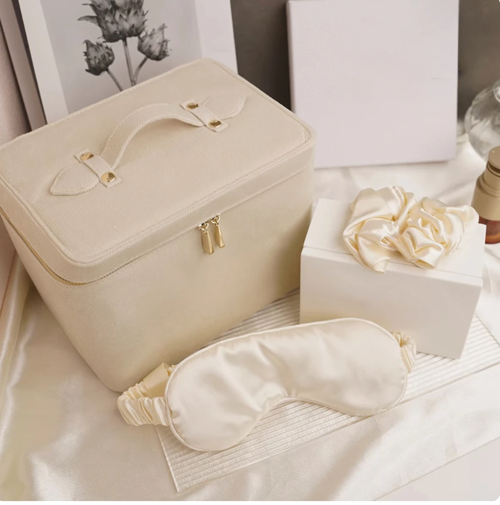 Luxury Storage Box Makeup Bag Silk Headband Silk Eye Mask Set Square Box Storagehome Decoration Bedding Ladies' Christmas Gift
Luxury Storage Box Makeup Bag Silk Headband Silk Eye Mask Set Square Box Storagehome Decoration Bedding Ladies' Christmas Gift