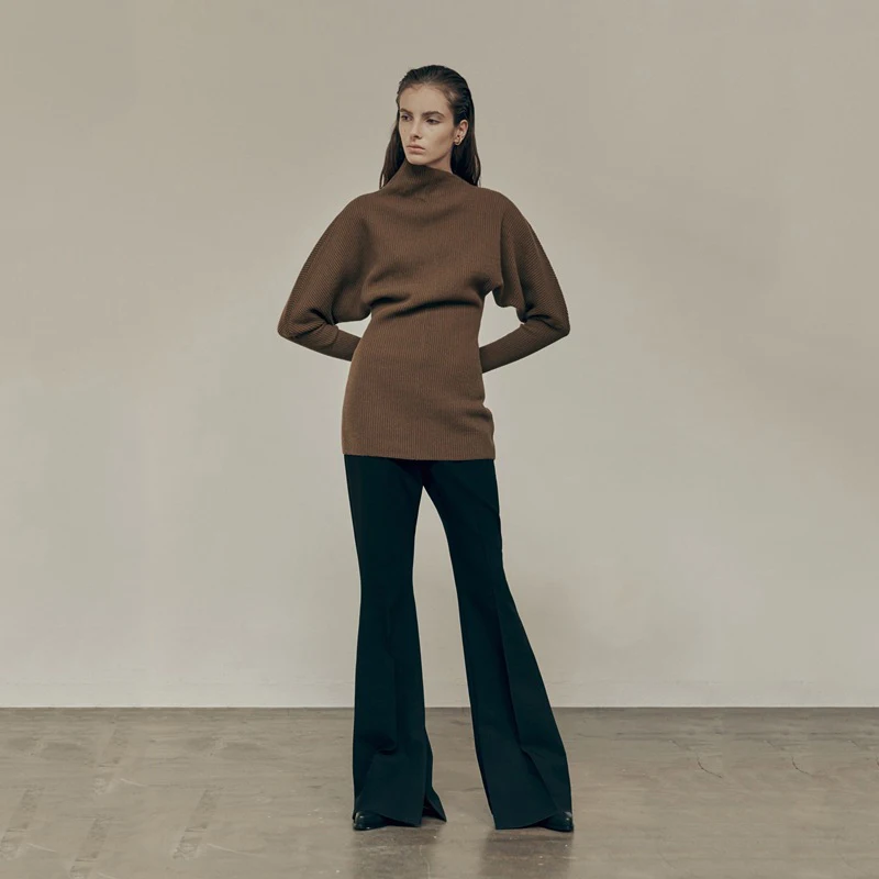 Ретро-стиль: облегающий трикотажный топ с рукавами-фонариками и диагональным воротником. Модный осенне-зимний корейский стиль. Уникальный дизайн с низким вырезом.
Ретро-стиль: облегающий трикотажный топ с рукавами-фонариками и диагональным воротником. Модный осенне-зимний корейский стиль. Уникальный дизайн с низким вырезом.