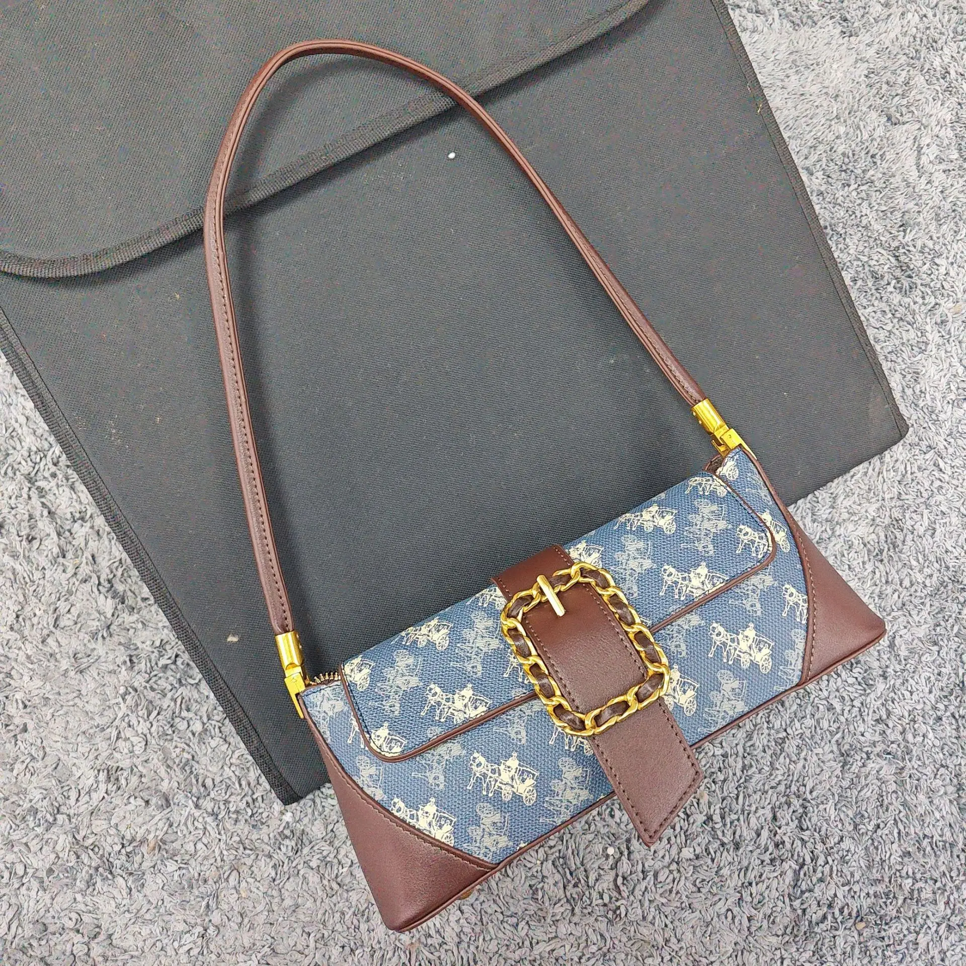 Minimalist Elegant Messenger Bag Vintage Leather for Trendy Women Casual Commuter Use Large Capacity
Minimalist Elegant Messenger Bag Vintage Leather for Trendy Women Casual Commuter Use Large Capacity
