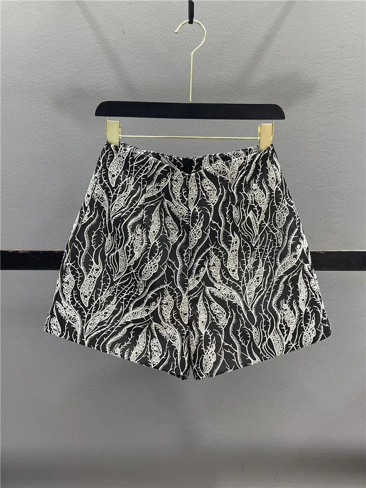 Retro Chinese Style Floral Embroidery High Waist Loose Slimming Casual Shorts Women's A-Line Wide Leg Hot Pants for Spring Su...
Retro Chinese Style Floral Embroidery High Waist Loose Slimming Casual Shorts Women's A-Line Wide Leg Hot Pants for Spring Su...