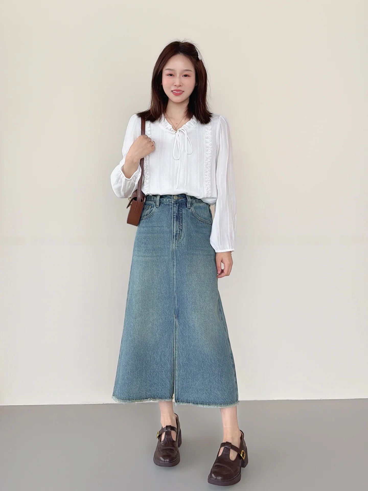 Винтажная джинсовая юбка с эффектом потертости, женская, с высокой талией, А-силуэт, скрывающая бедра, весенняя мода, французский стиль, смесь хлопка и полиэстера
Винтажная джинсовая юбка с эффектом потертости, женская, с высокой талией, А-силуэт, скрывающая бедра, весенняя мода, французский стиль, смесь хлопка и полиэстера