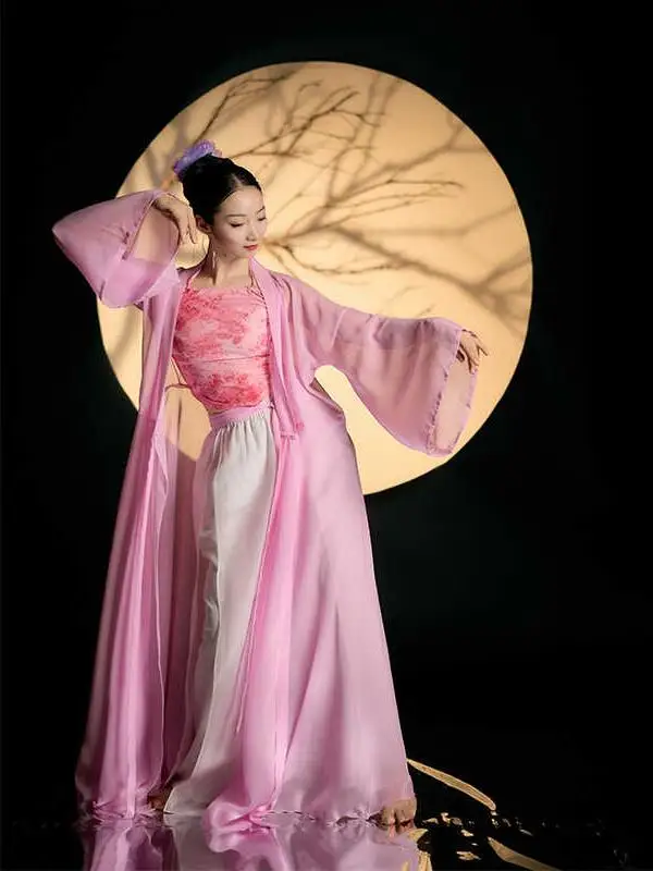 Оригинальный танцевальный костюм светло-розового цвета Hanfu, новое китайское танцевальное платье с бретельками, комплект из топа и юбки для женщин
Оригинальный танцевальный костюм светло-розового цвета Hanfu, новое китайское танцевальное платье с бретельками, комплект из топа и юбки для женщин