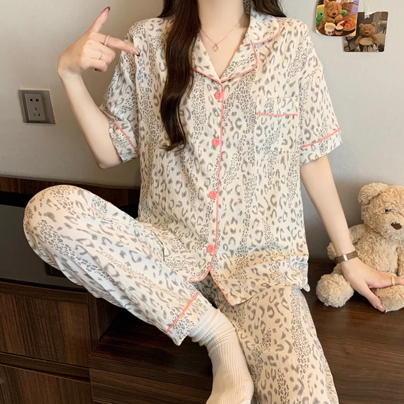 Роскошный комплект домашней одежды с леопардовым принтом: новый летний топ с коротким рукавом и длинные брюки из облачного хлопка, приятный для кожи кардиган
Роскошный комплект домашней одежды с леопардовым принтом: новый летний топ с коротким рукавом и длинные брюки из облачного хлопка, приятный для кожи кардиган