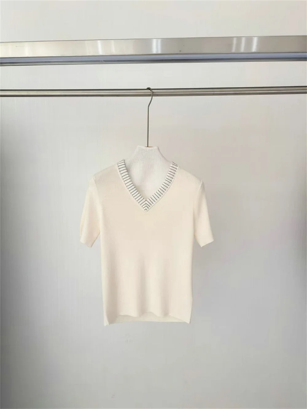 Women's Clothing V-Neck Short-Sleeved Knit Top Beaded Slim Versatile Short-Sleeved
Women's Clothing V-Neck Short-Sleeved Knit Top Beaded Slim Versatile Short-Sleeved