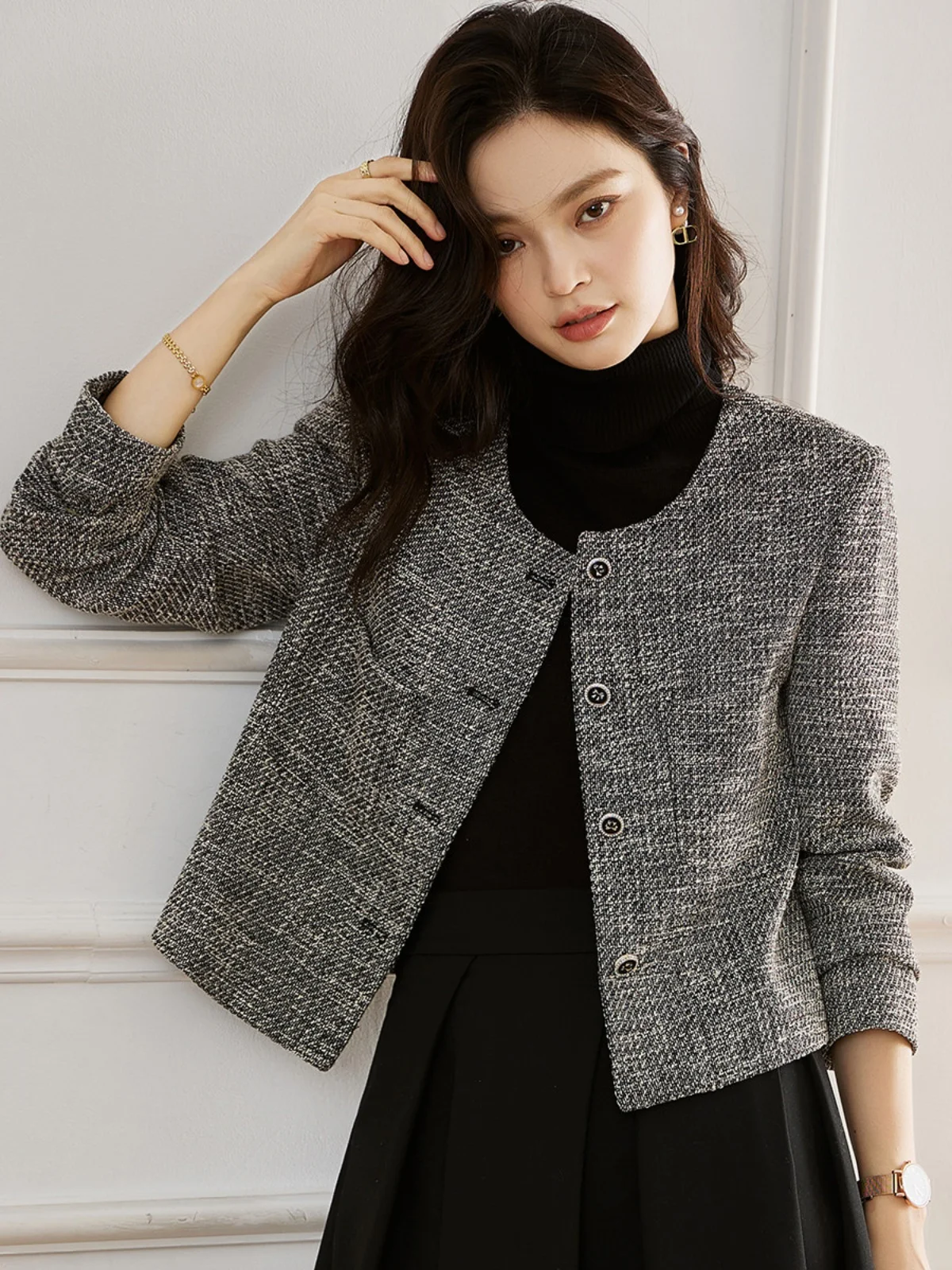 Брендовая женская верхняя одежда Outlet: Ретро-рубашка с длинным рукавом, роскошная, для повседневной носки, свободного кроя, на пуговицах, в клетку
Брендовая женская верхняя одежда Outlet: Ретро-рубашка с длинным рукавом, роскошная, для повседневной носки, свободного кроя, на пуговицах, в клетку