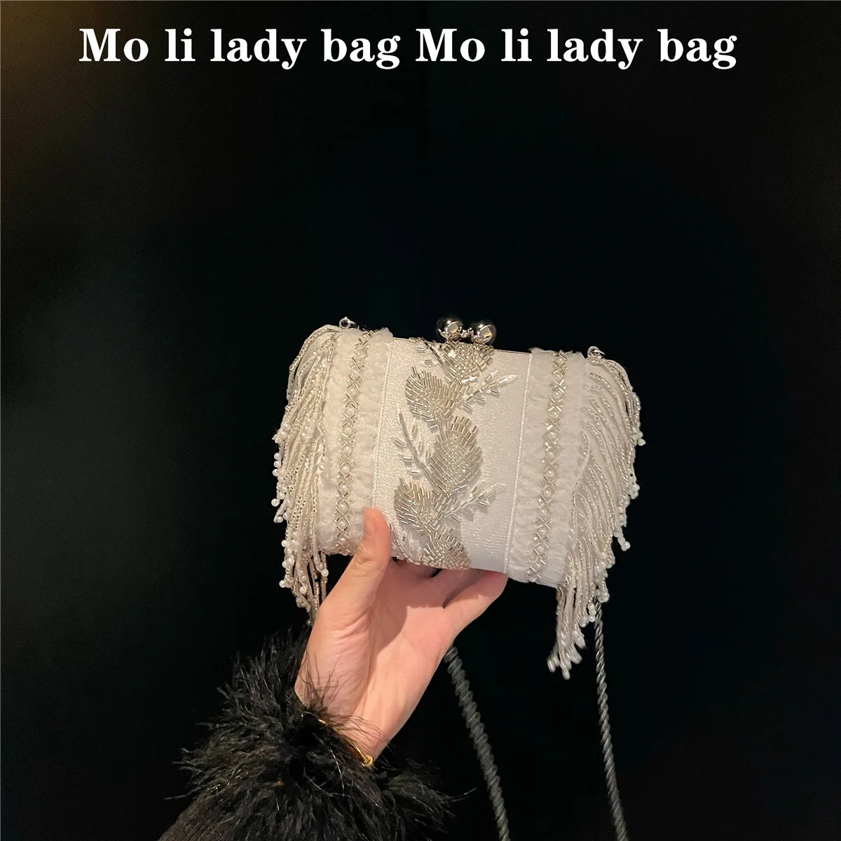 High-Grade Retro Handmade Beads Crystal White Lace Tassel Handbag Pearl Embroidery Beaded Over-the-shoulder Bag Square Sling Bag
High-Grade Retro Handmade Beads Crystal White Lace Tassel Handbag Pearl Embroidery Beaded Over-the-shoulder Bag Square Sling Bag