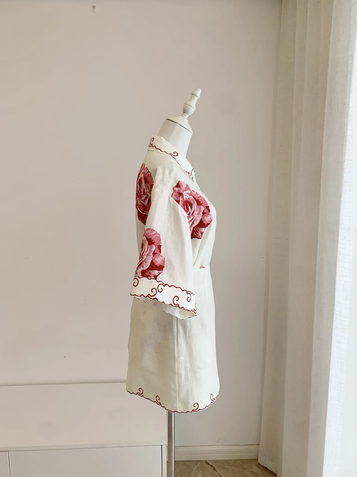 2026 French retro red rose printed cotton and linen shirt set
2026 French retro red rose printed cotton and linen shirt set