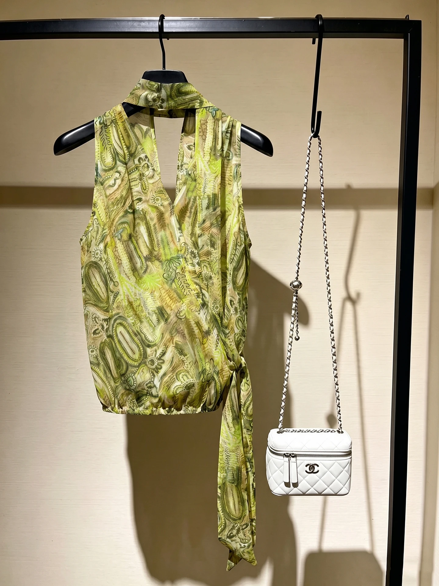 Fashionable Color Block Sleeveless Vest Women's Summer Trendy Belted Top Stylish Design Sensation Korean Style Slim Fit Silk
Fashionable Color Block Sleeveless Vest Women's Summer Trendy Belted Top Stylish Design Sensation Korean Style Slim Fit Silk