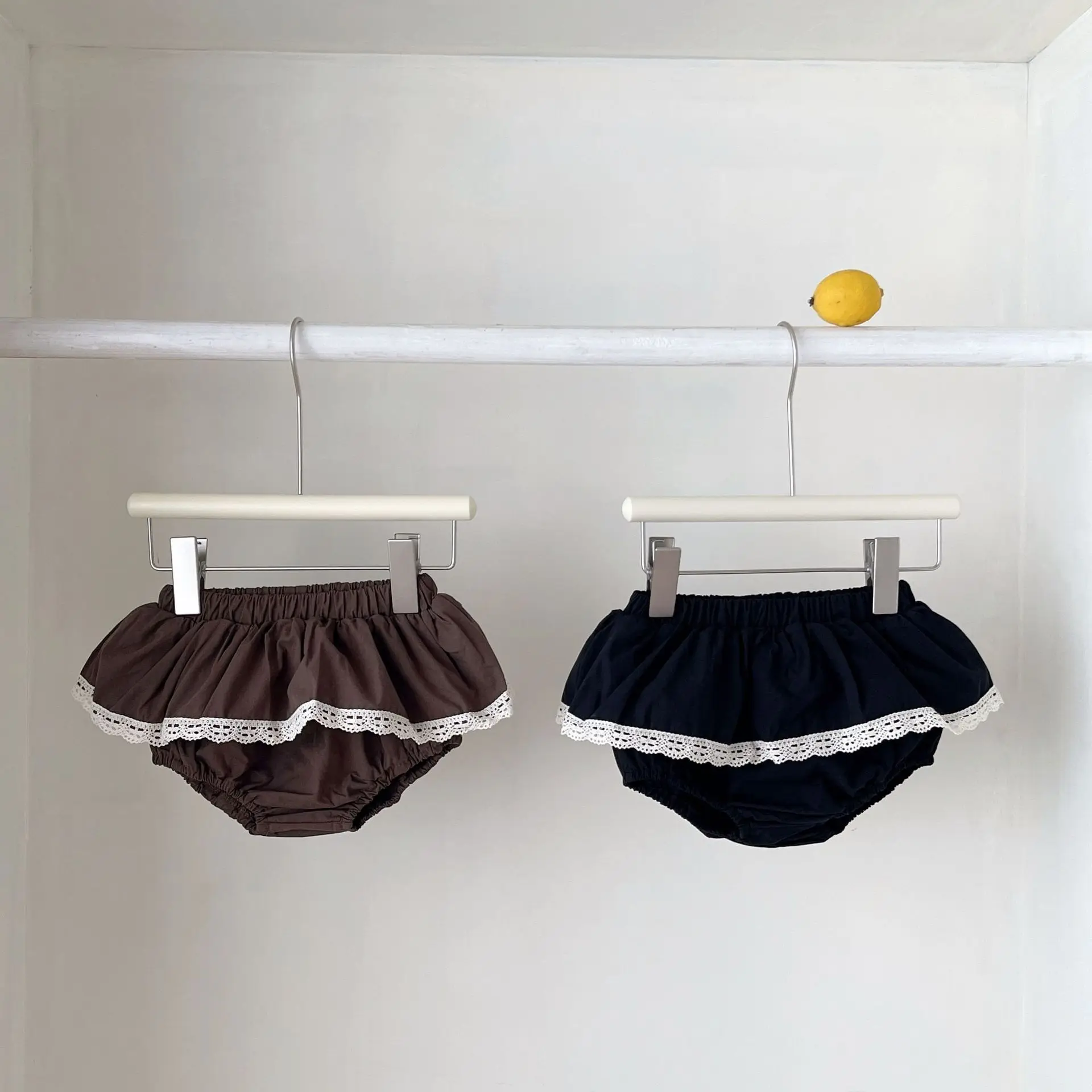 Fashion hot-selling elastic waist ruffled bloomers skirt pants, solid color tie suit
Fashion hot-selling elastic waist ruffled bloomers skirt pants, solid color tie suit