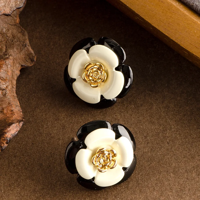 Elegant and exquisite oil dripping enamel glaze three-dimensional camellia earrings niche light luxury commuter earrings
Elegant and exquisite oil dripping enamel glaze three-dimensional camellia earrings niche light luxury commuter earrings