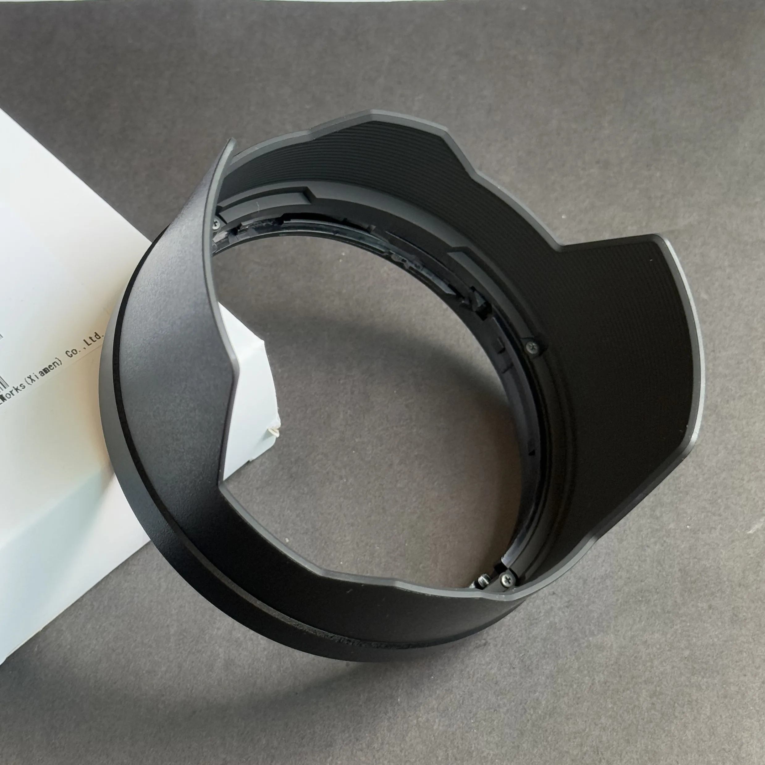 Новая оригинальная бленда 1ZE4SX50Z для Panasonic Lumix S PRO 50 мм f/1,4 S-X50
Новая оригинальная бленда 1ZE4SX50Z для Panasonic Lumix S PRO 50 мм f/1,4 S-X50