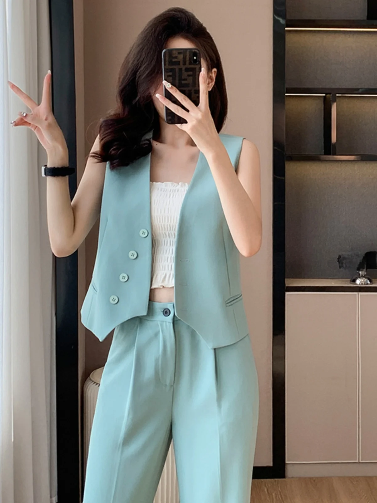 British Style Sleeveless Vest Outerwear Women's 2024 Spring Summer New High-End Single Button Professional Vest Shoulder Pad
British Style Sleeveless Vest Outerwear Women's 2024 Spring Summer New High-End Single Button Professional Vest Shoulder Pad