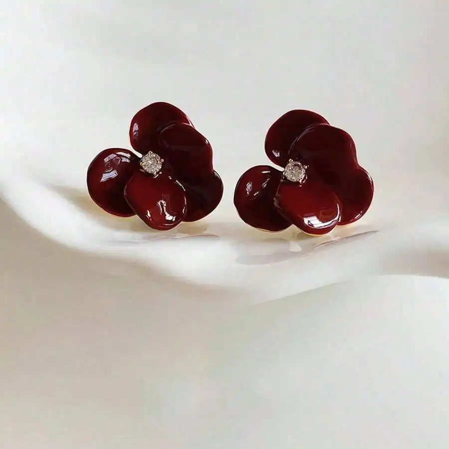 Retro Flower Petal Stud Earrings With Crystal Center, Elegant For Wedding And Beach
Retro Flower Petal Stud Earrings With Crystal Center, Elegant For Wedding And Beach