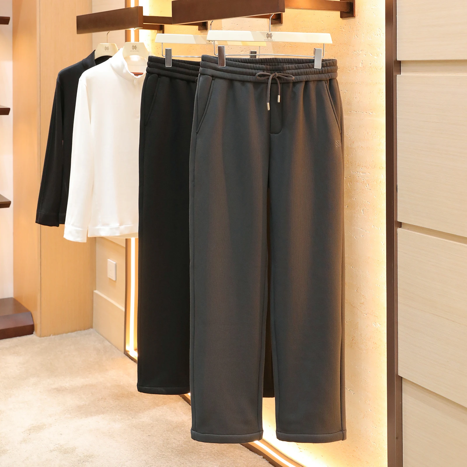 Итальянские роскошные утепленные трикотажные повседневные спортивные брюки с флисовой подкладкой для мужчин, высокоэластичные прямые брюки 673
Итальянские роскошные утепленные трикотажные повседневные спортивные брюки с флисовой подкладкой для мужчин, высокоэластичные прямые брюки 673