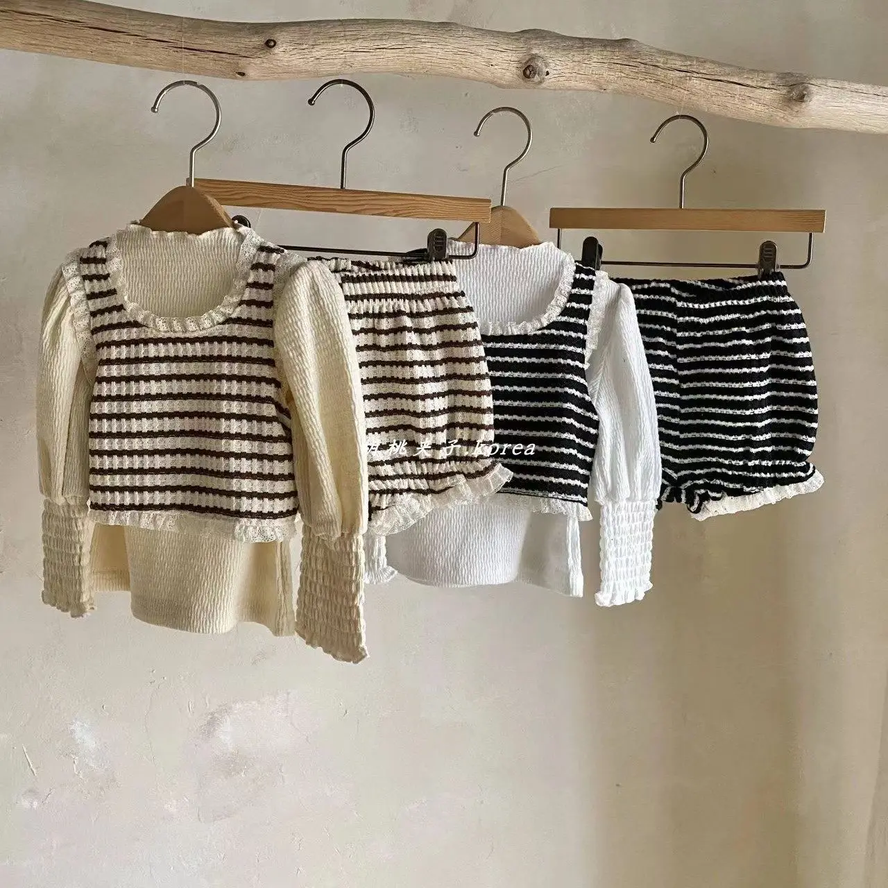 2025 Summer New Baby Sleeveless Clothes Set Infant Girl Sweet Lace Vest Cardigan + Shorts 2pcs Suit Toddler Striped Outfits
2025 Summer New Baby Sleeveless Clothes Set Infant Girl Sweet Lace Vest Cardigan + Shorts 2pcs Suit Toddler Striped Outfits
