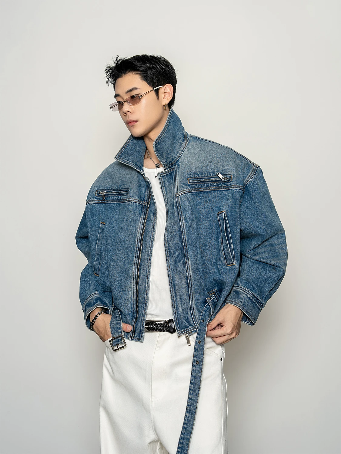 Ретро-куртка из американского денима для мужчин, свободного кроя, с подплечниками, короткая, с воротником, модная, для городской молодежи, хлопковая, осенняя верхняя одежда
Ретро-куртка из американского денима для мужчин, свободного кроя, с подплечниками, короткая, с воротником, модная, для городской молодежи, хлопковая, осенняя верхняя одежда