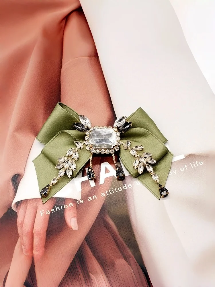 Vintage Heavy-Duty Olive Green Bow Tie with Large Square Diamond Inlay, Stylish Accessory for Shirts and Suits
Vintage Heavy-Duty Olive Green Bow Tie with Large Square Diamond Inlay, Stylish Accessory for Shirts and Suits