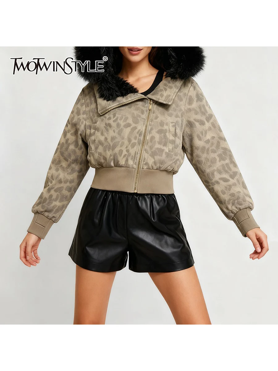 TWOTWINSTYLE повседневные куртки с леопардовым принтом и мехом для женщин, с капюшоном и длинными рукавами, лоскутная модная короткая куртка на молнии, женская новинка
TWOTWINSTYLE повседневные куртки с леопардовым принтом и мехом для женщин, с капюшоном и длинными рукавами, лоскутная модная короткая куртка на молнии, женская новинка