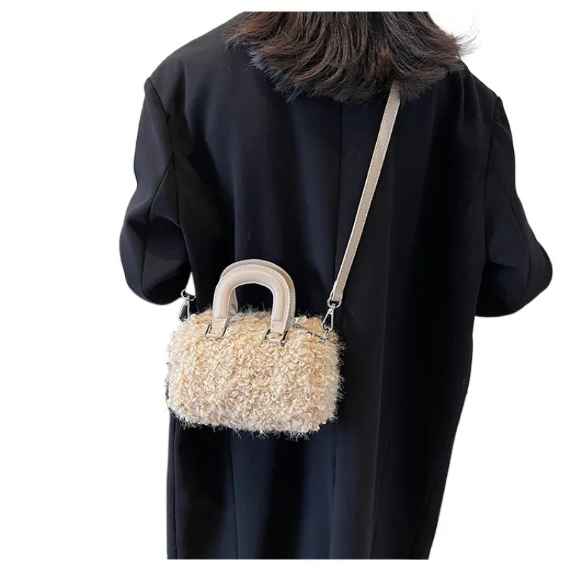 Niche design fall and winter new fashion wild plush lamb wool casual single shoulder crossbody handheld small square bag tide
Niche design fall and winter new fashion wild plush lamb wool casual single shoulder crossbody handheld small square bag tide