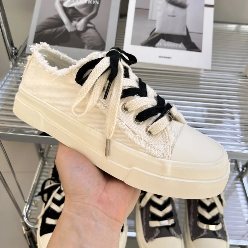 2025 Summer New Men's Breathable Versatile Skateboarding Shoes Men's Soft Bottom Casual Sports Trend Fashion Canvas Shoes
2025 Summer New Men's Breathable Versatile Skateboarding Shoes Men's Soft Bottom Casual Sports Trend Fashion Canvas Shoes