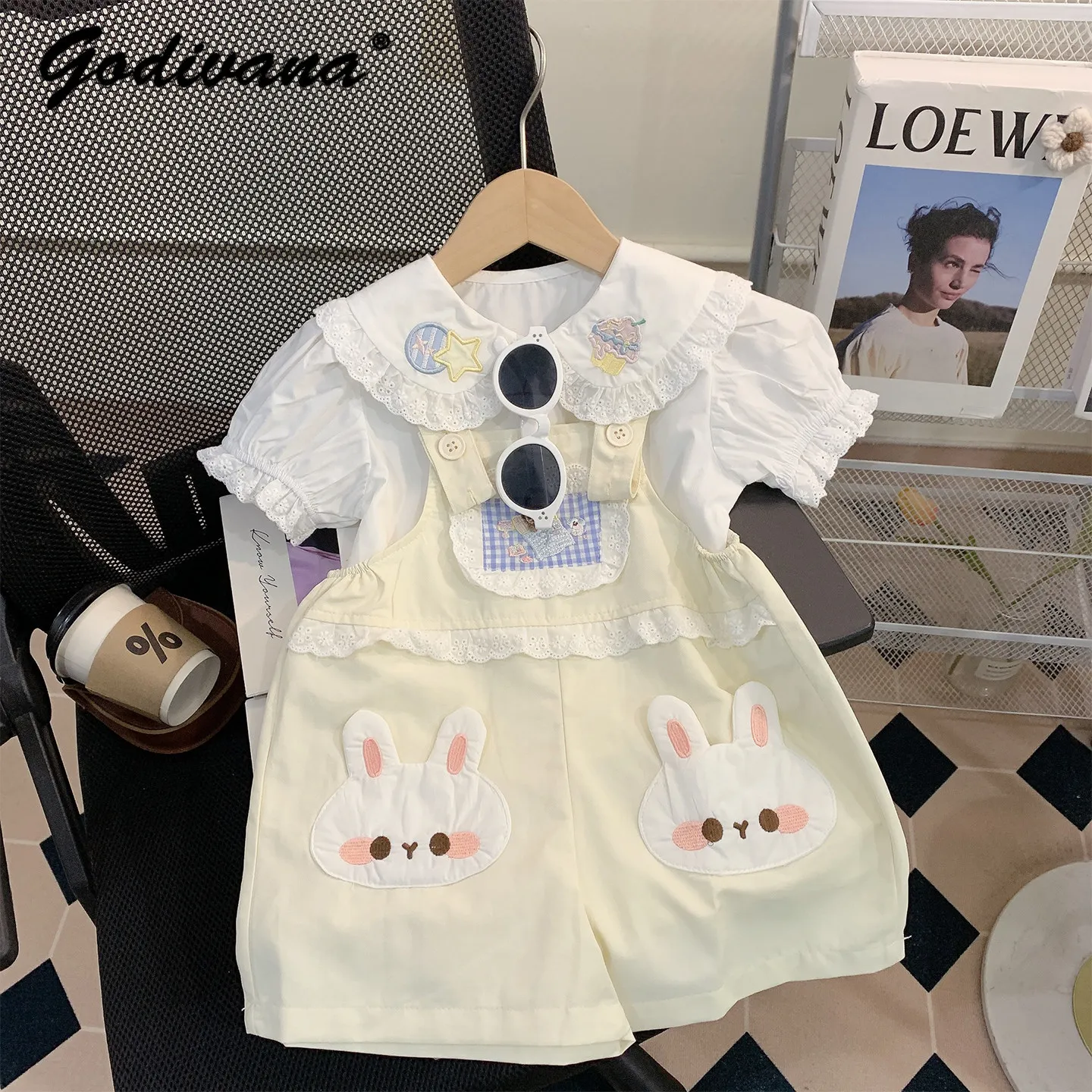 Sweet Baby Girls Summer 2026 New Fashion 2pcs Set Kids Puff Sleeve Doll Collar Embroidery Blouse and Cartoon Rabbit Overalls
Sweet Baby Girls Summer 2026 New Fashion 2pcs Set Kids Puff Sleeve Doll Collar Embroidery Blouse and Cartoon Rabbit Overalls