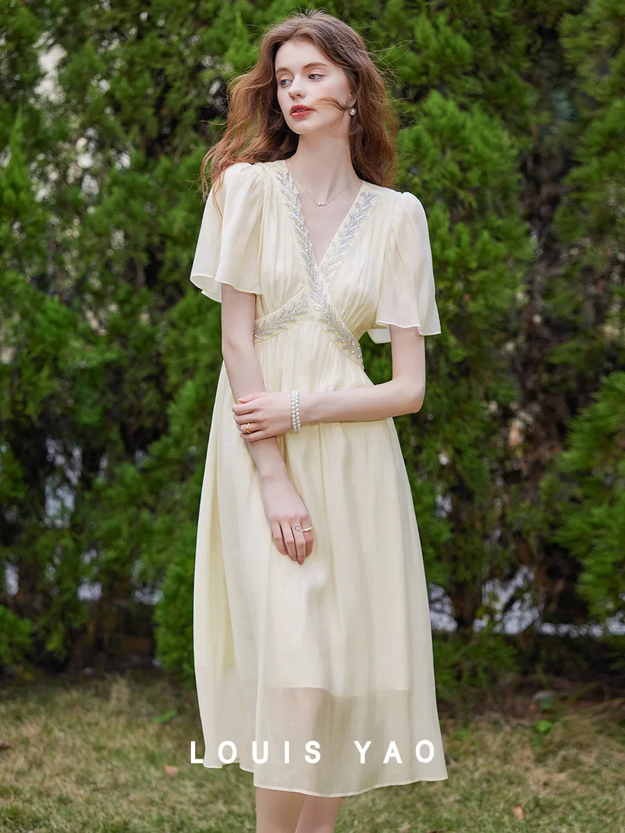 LOUIS YAO V-neck Bubble Sleeve Slimming Dress 2025 Summer Elegant Bead Chain Nail Bead Ribbon Decoration Long Women's Dress
LOUIS YAO V-neck Bubble Sleeve Slimming Dress 2025 Summer Elegant Bead Chain Nail Bead Ribbon Decoration Long Women's Dress