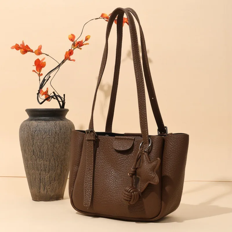 Трендовая сумка-ведро, минималистичный женский кошелек через плечо, универсальная сумка-тоут с верхней ручкой, простая сумка «день-ночь», модная сумка-слинг
Трендовая сумка-ведро, минималистичный женский кошелек через плечо, универсальная сумка-тоут с верхней ручкой, простая сумка «день-ночь», модная сумка-слинг 