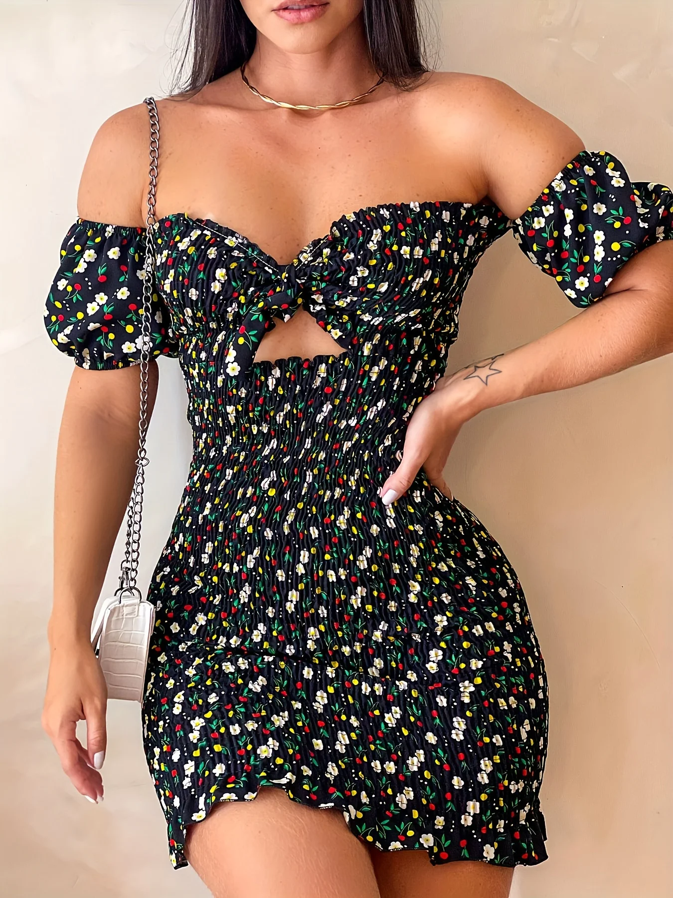 Women's Black Floral Print Mini Dress Off Shoulder Puff Sleeve Knot Front Cut Out Smocked Bodycon Dress Party Summer Date Wear
Women's Black Floral Print Mini Dress Off Shoulder Puff Sleeve Knot Front Cut Out Smocked Bodycon Dress Party Summer Date Wear