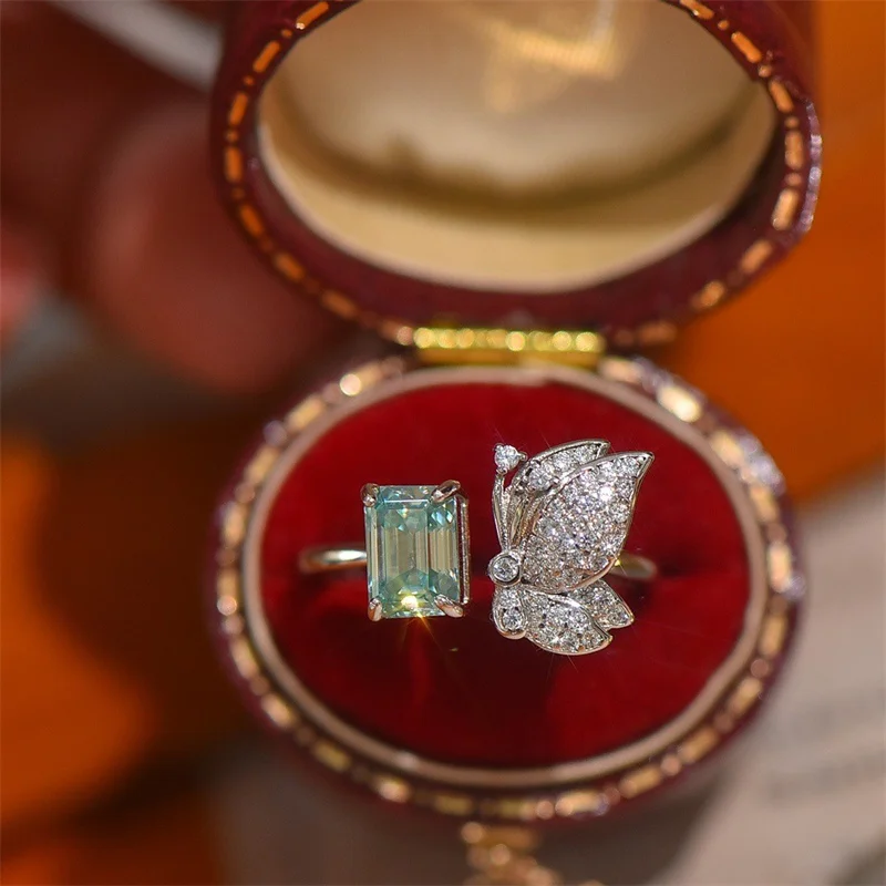 ZFSILVERFashion 925 серебро классический 1 карат муассанит дизайн прямоугольное кольцо с бабочкой женское очаровательное ювелирное изделие для свадебной вечеринки подарок KMR1010
ZFSILVERFashion 925 серебро классический 1 карат муассанит дизайн прямоугольное кольцо с бабочкой женское очаровательное ювелирное изделие для свадебной вечеринки подарок KMR1010