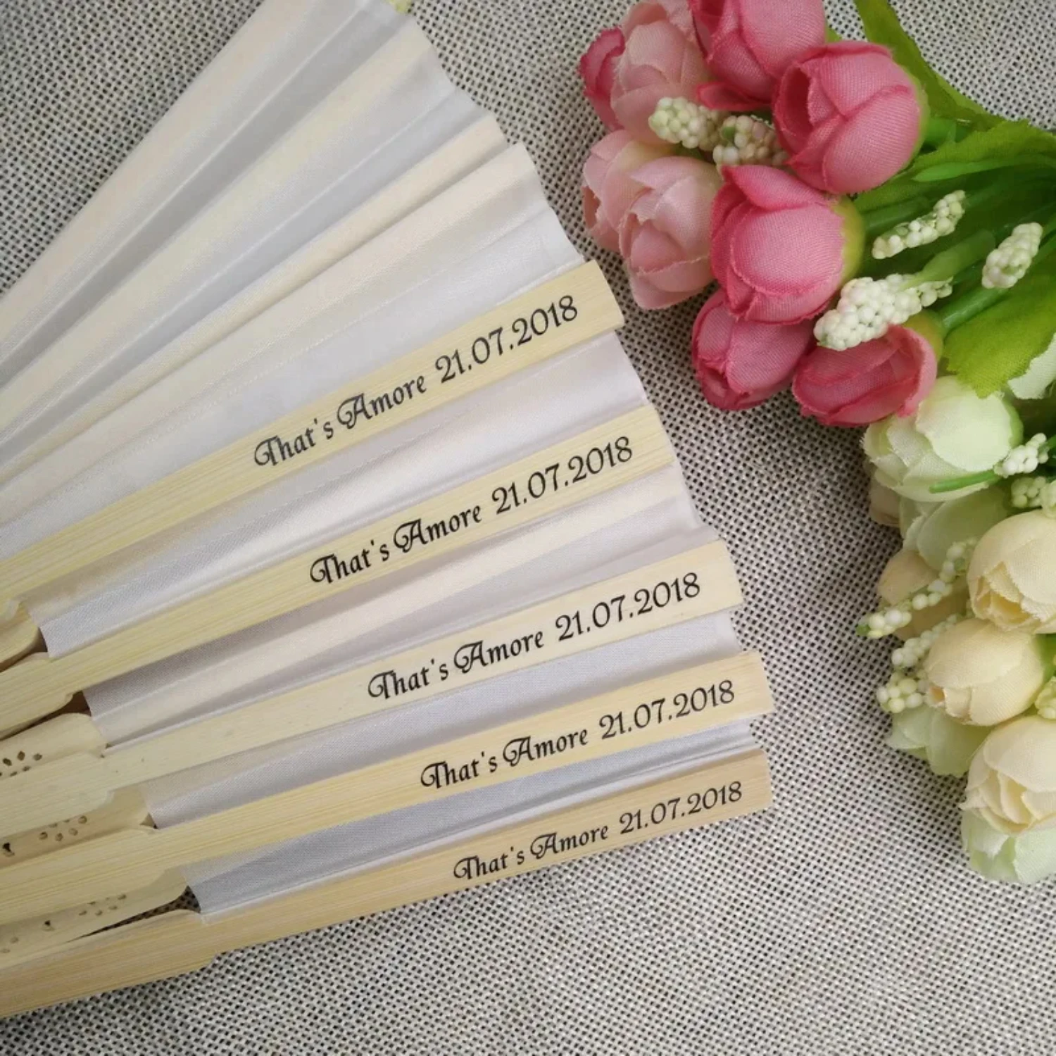 24PCS Personalizable Wedding Silk Cloth Fan Custom Printing Hand Folding Bamboo Fan Party Decoration Supplies Drop Shipping
24PCS Personalizable Wedding Silk Cloth Fan Custom Printing Hand Folding Bamboo Fan Party Decoration Supplies Drop Shipping