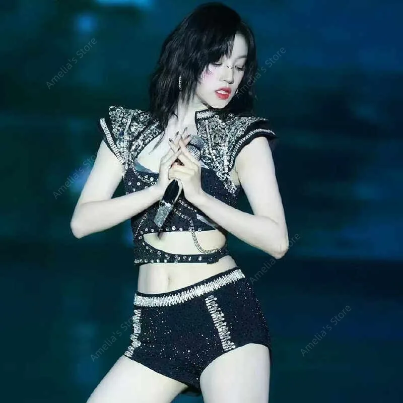 Костюм для выступлений в стиле K-pop (G)I-DLE Yuqi, ручная работа, с кристаллами и стразами, черный, для женских джазовых выступлений, сексуальный костюм для танцев
Костюм для выступлений в стиле K-pop (G)I-DLE Yuqi, ручная работа, с кристаллами и стразами, черный, для женских джазовых выступлений, сексуальный костюм для танцев