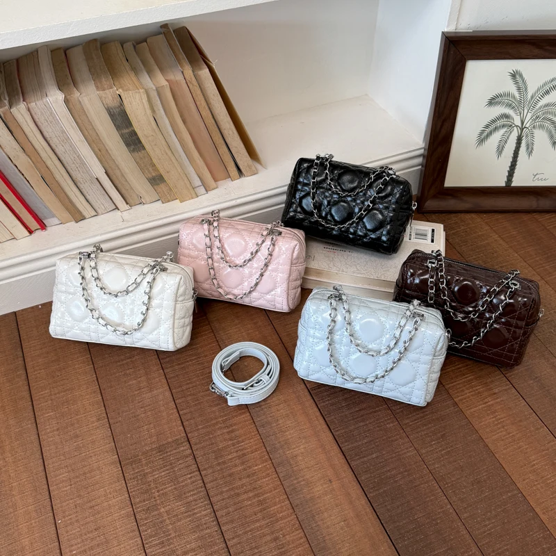 Ladies Embroidered Diamond Pattern Mini Square Bag with Metal Chain Bright Leather Crossbody Handbag for Women
Ladies Embroidered Diamond Pattern Mini Square Bag with Metal Chain Bright Leather Crossbody Handbag for Women