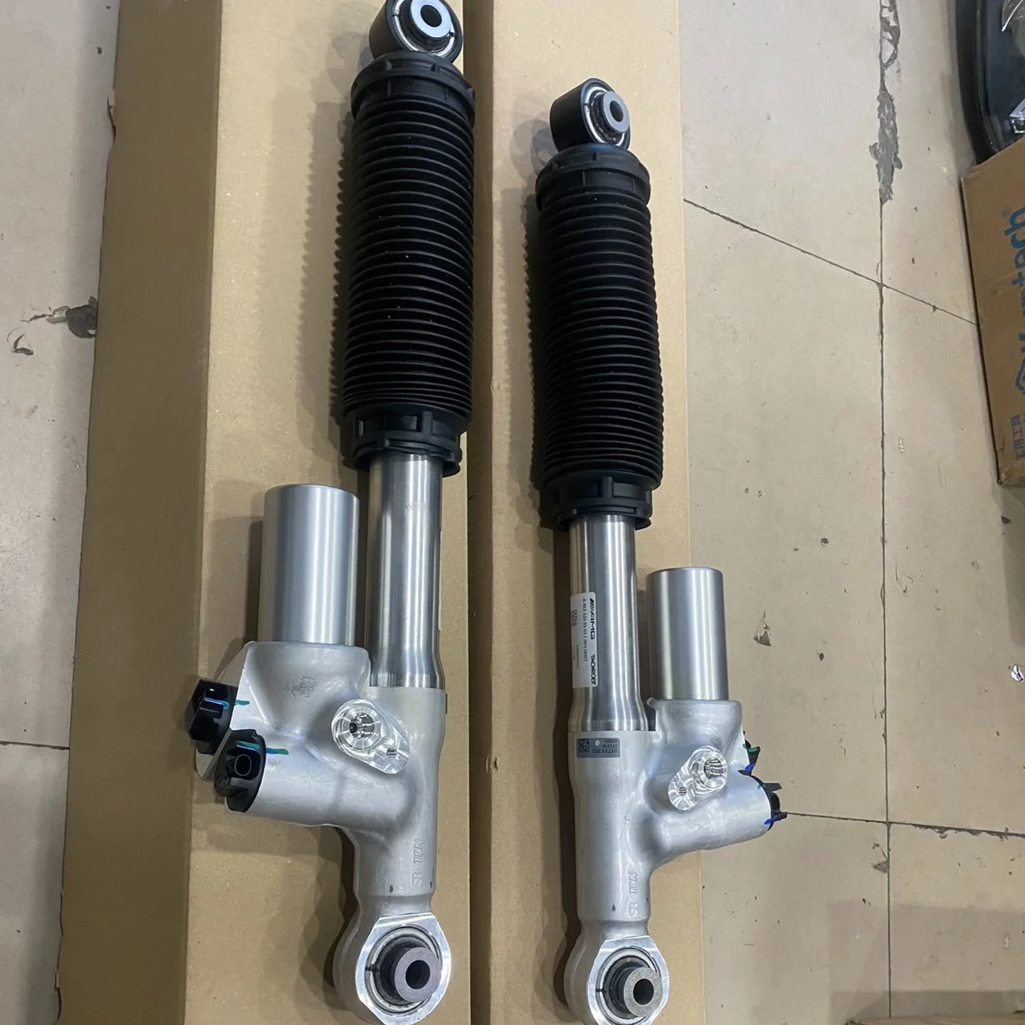 Automotive Inductive Shock Absorber Suitable for Mercedes Benz G500 G55 G63 W464 W465 Inductive Shock Absorber
Automotive Inductive Shock Absorber Suitable for Mercedes Benz G500 G55 G63 W464 W465 Inductive Shock Absorber
