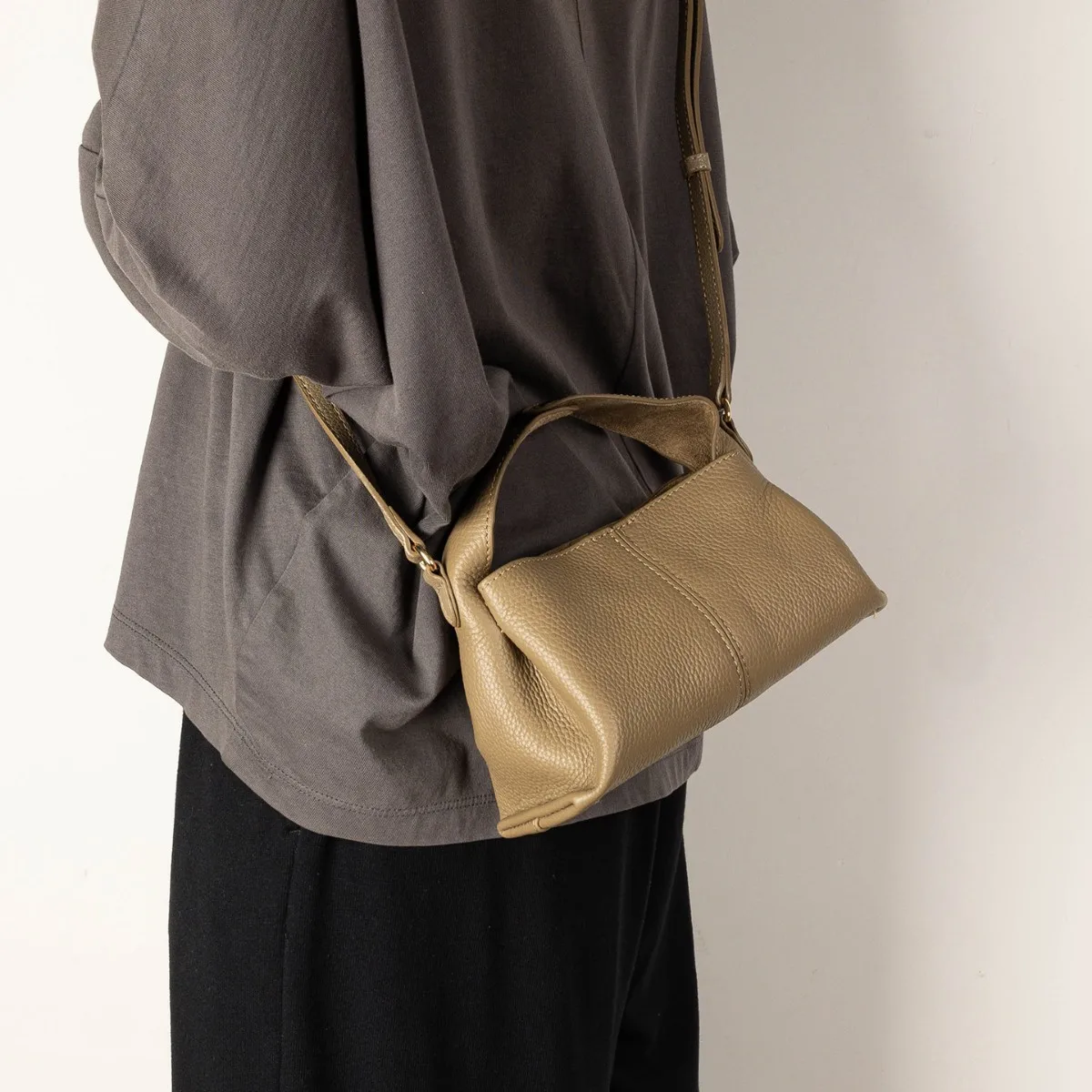 Genuine leather horizontal square hand-held crossbody bag, a light luxury portable women's single-shoulder bag for commuting
Genuine leather horizontal square hand-held crossbody bag, a light luxury portable women's single-shoulder bag for commuting